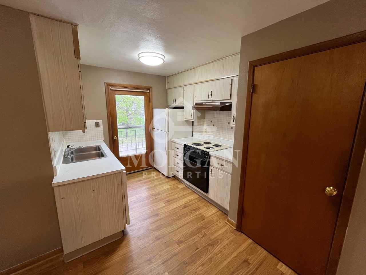 1045 ALHAMBRA - Photo 3 of 8