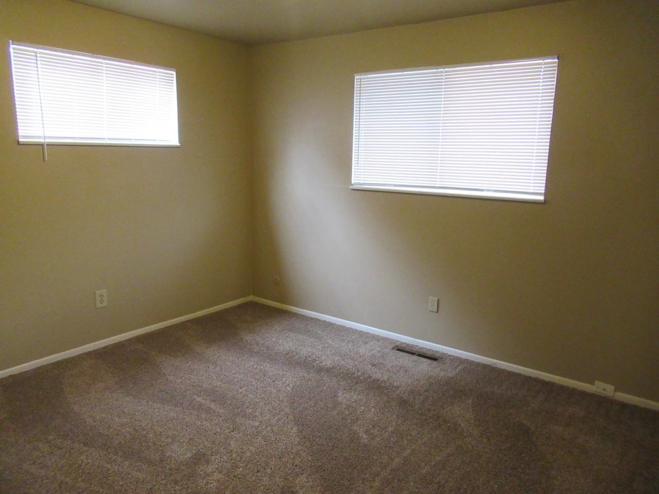 221 Columbia Rd - Photo 5 of 13