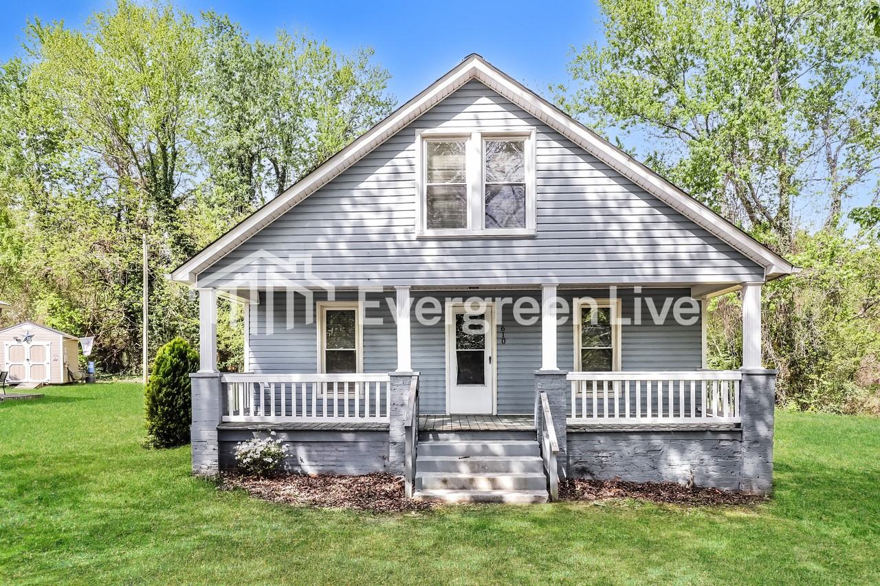 610 Grand St - Photo 2 of 15