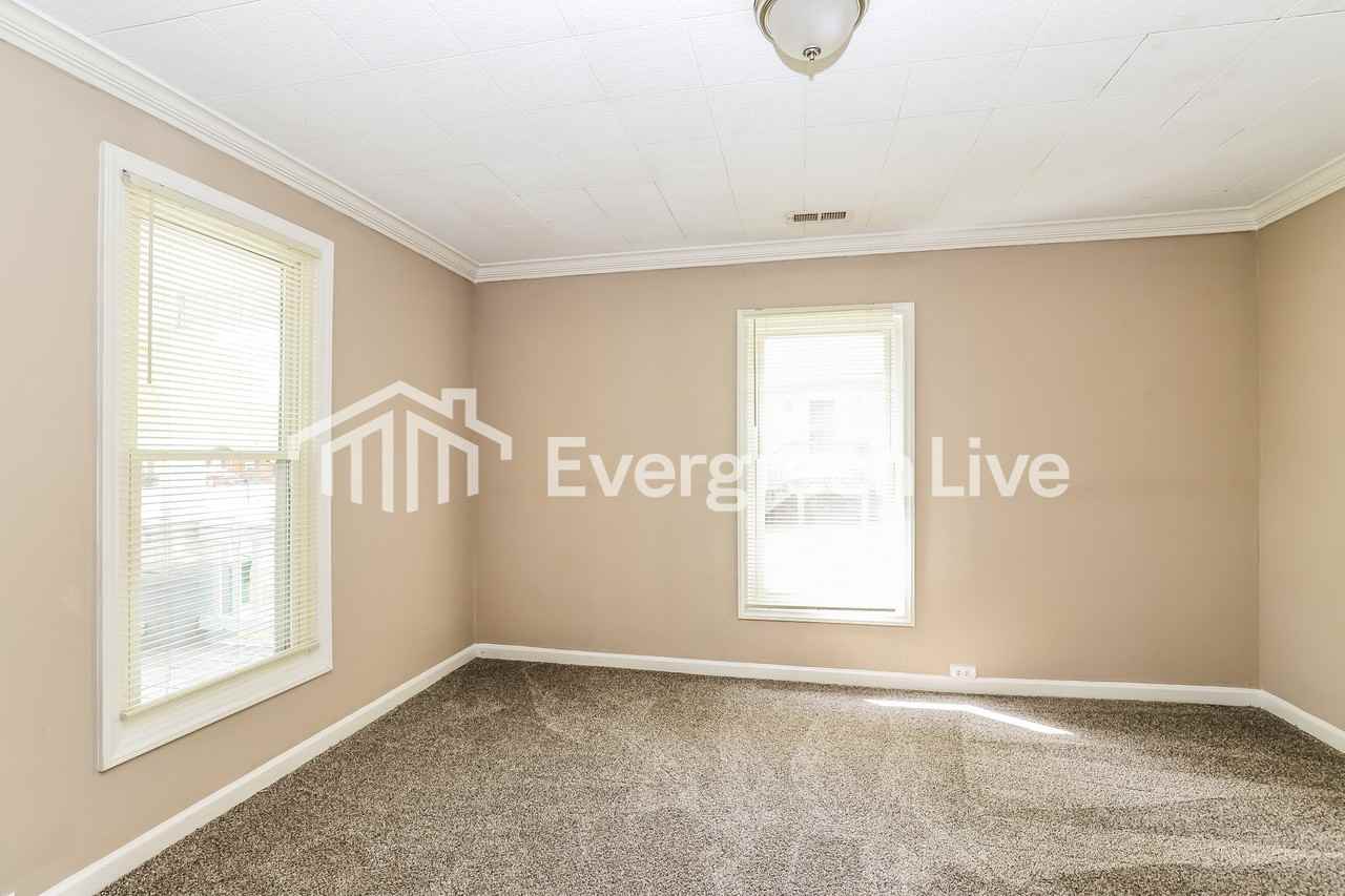 610 Grand St - Photo 5 of 15