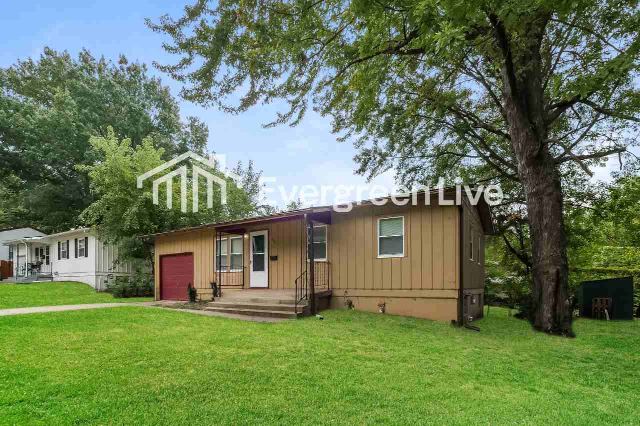 8601 E 92nd Ter - Photo 2 of 15