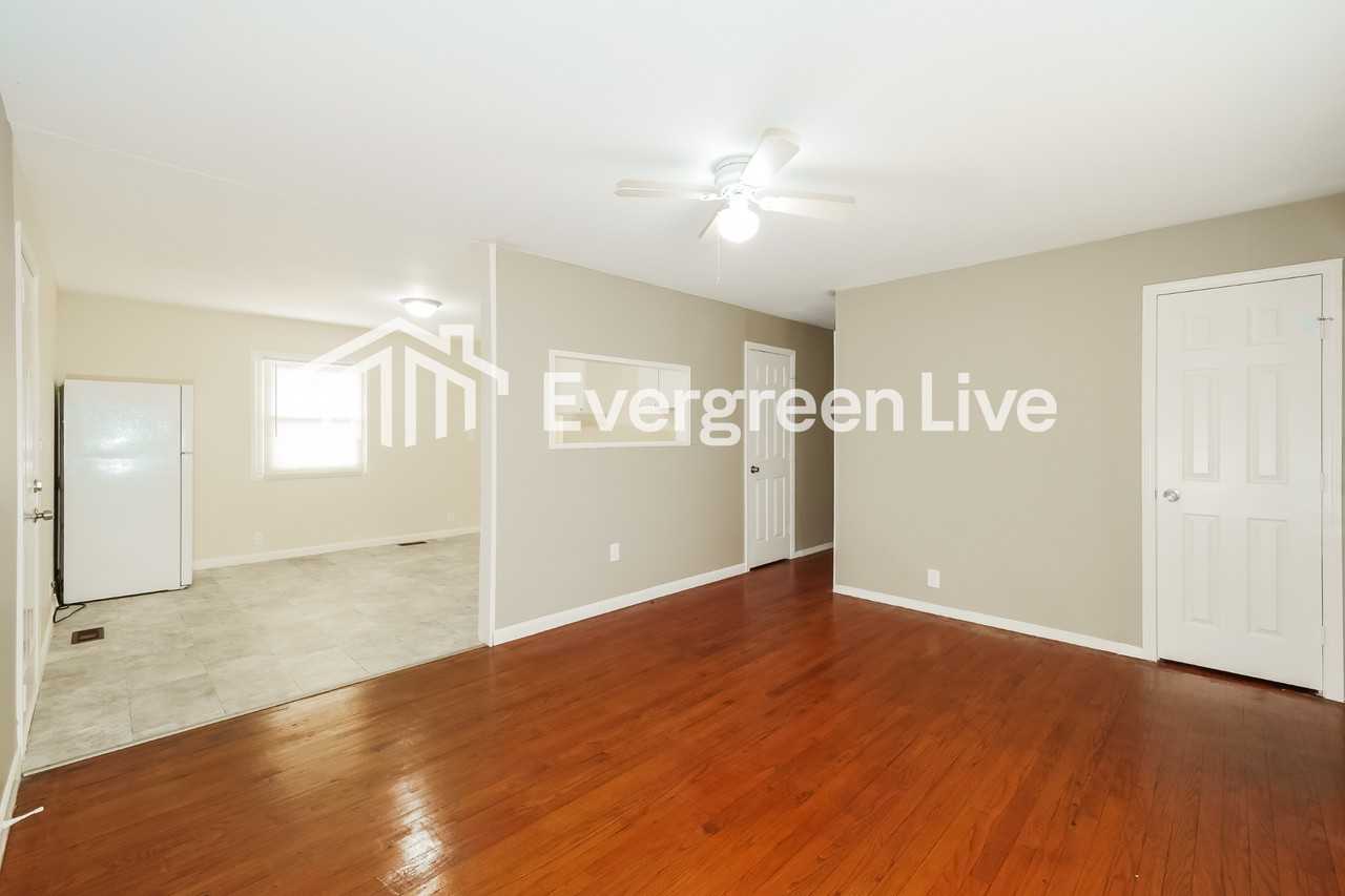 8601 E 92nd Ter - Photo 4 of 15