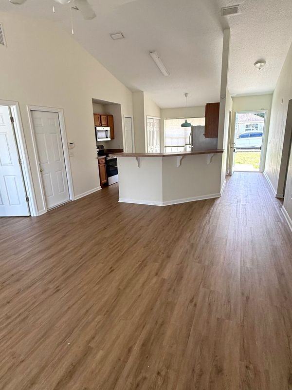 1111 Sw Yorktown Gln - Photo 3 of 21