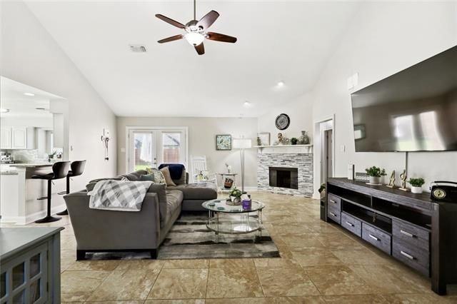 115 Savanna Dr - Photo 3 of 15