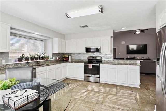 115 Savanna Dr - Photo 4 of 15