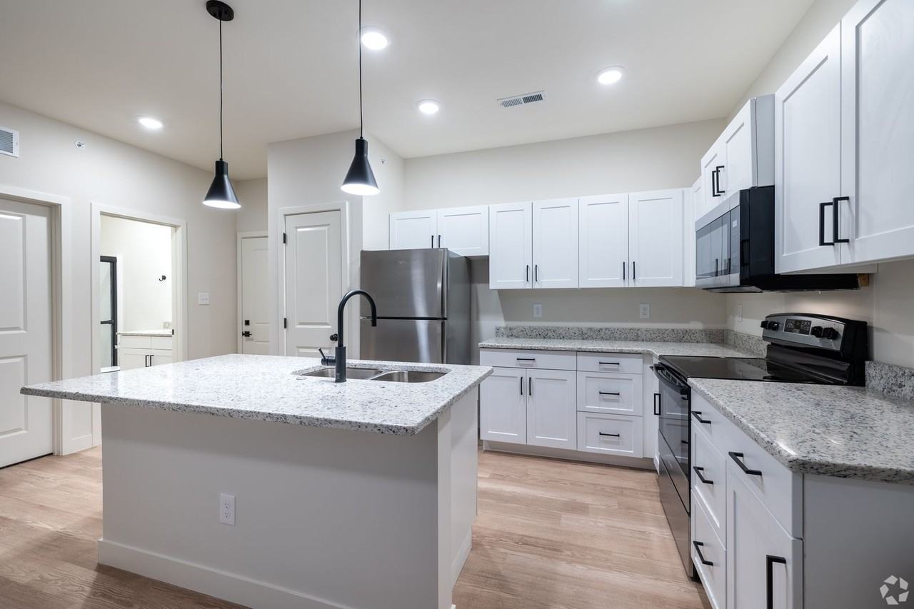 1729 Midtown - Photo 4 of 9