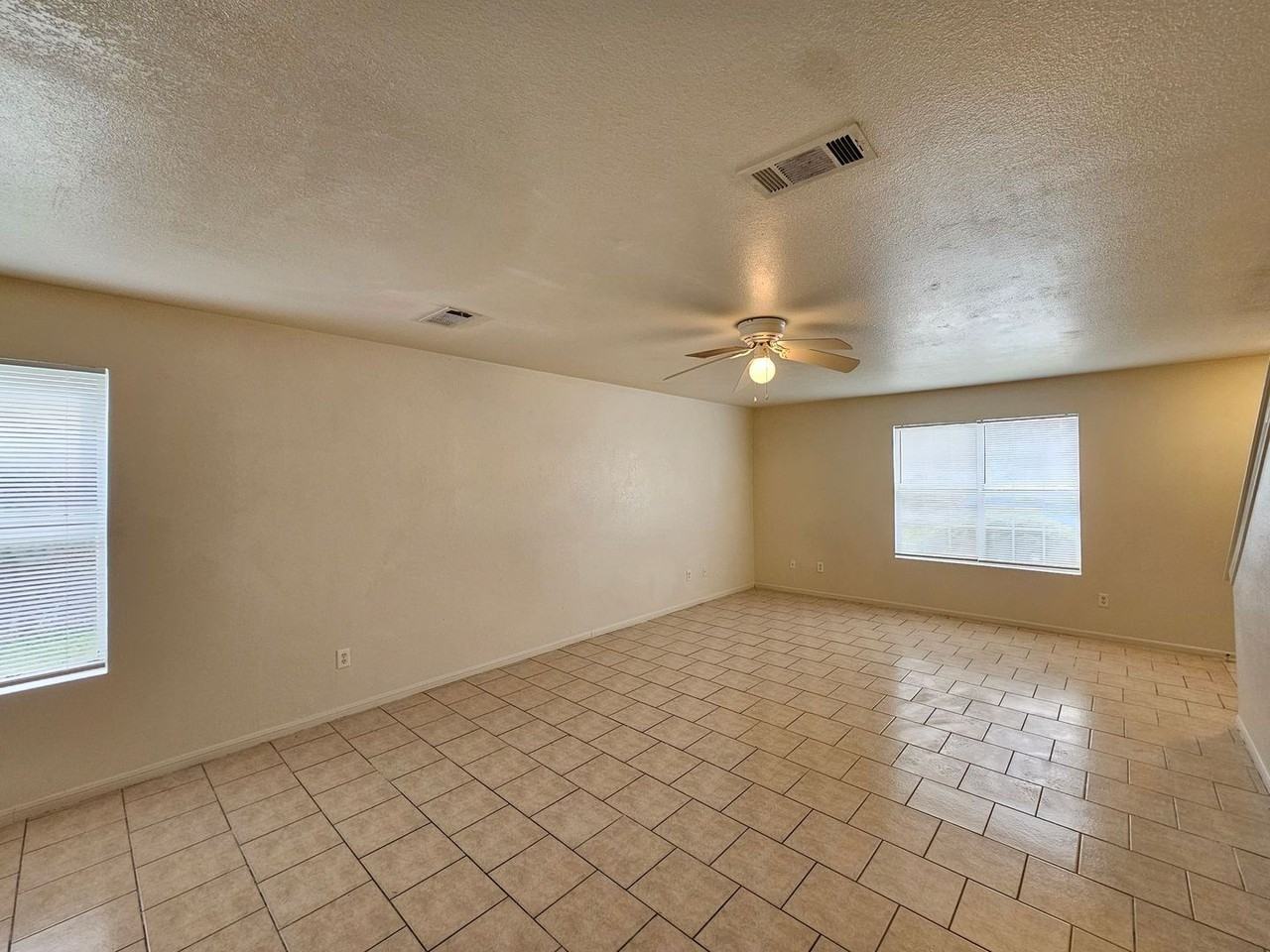 3003 Cantabrian Dr #D - Photo 4 of 27