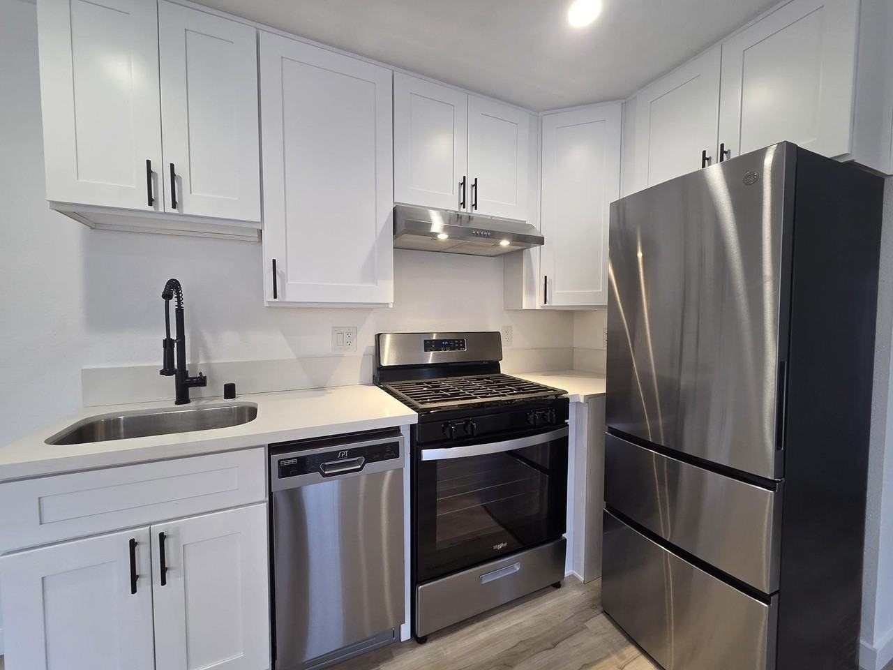 1411 Mohawk St - Photo 5 of 35