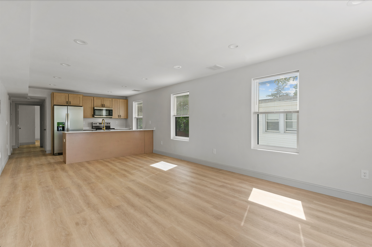 630 Admiral St - Photo 2 of 4