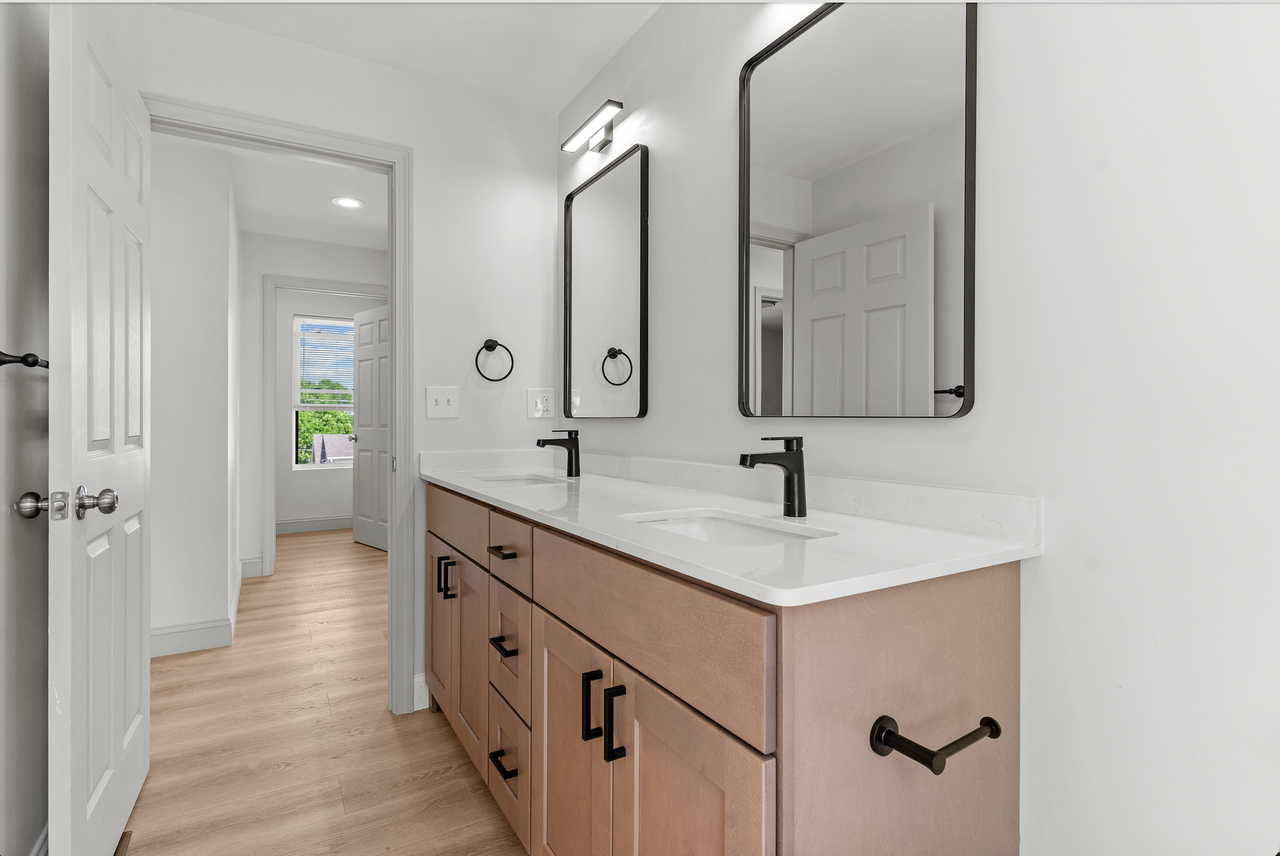 630 Admiral St - Photo 3 of 4