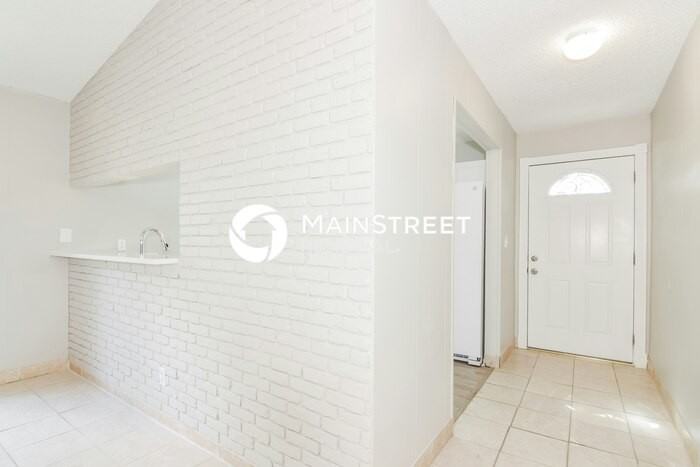 1936 Pinehurst Dr - Photo 2 of 16