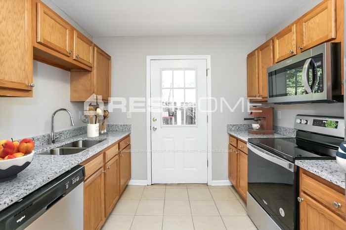 10334 Bradley Rd - Photo 3 of 16