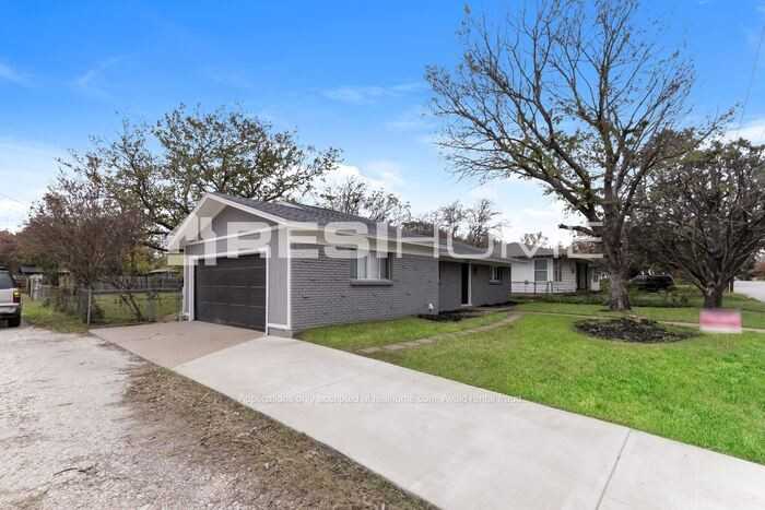 1507 Granbury St - Photo 2 of 18