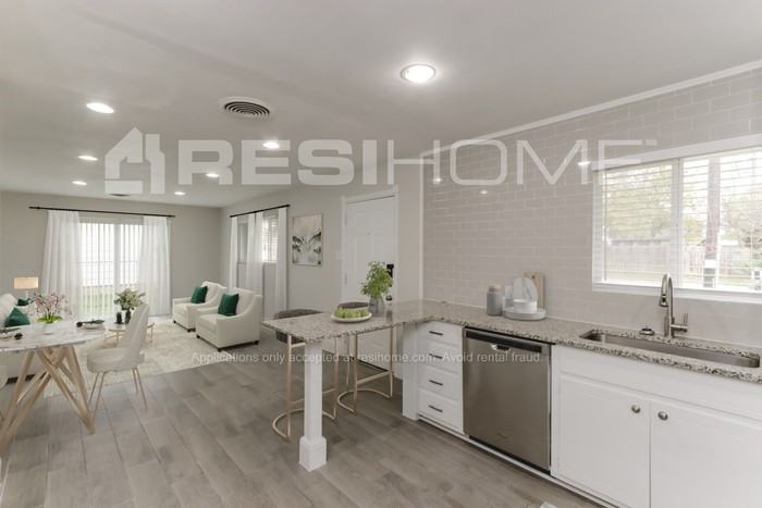 1507 Granbury St - Photo 4 of 18