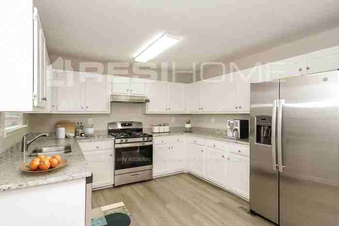 2720 Stonegate Dr - Photo 3 of 18