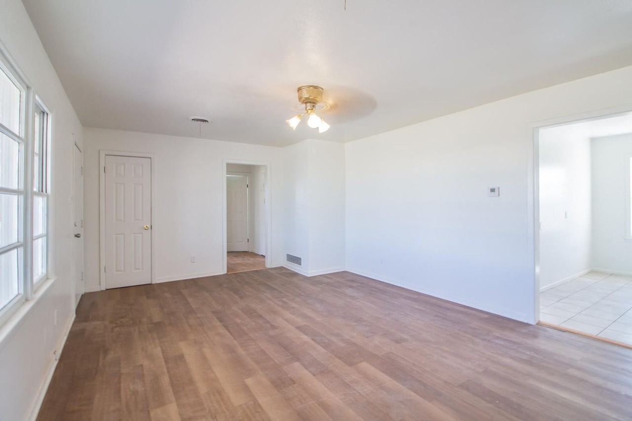 4621 35th St - Photo 3 of 17