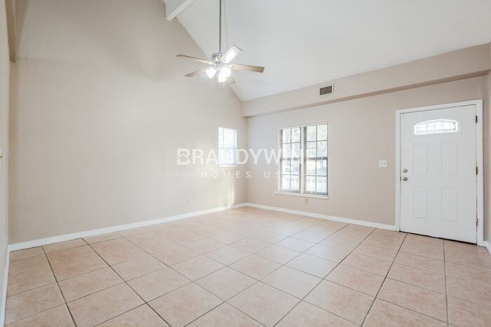 700 E 7th St - Photo 2 of 26