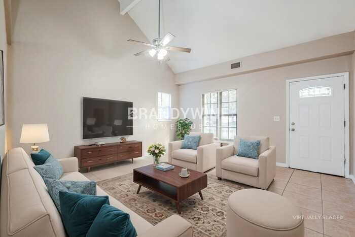 700 E 7th St - Photo 4 of 26