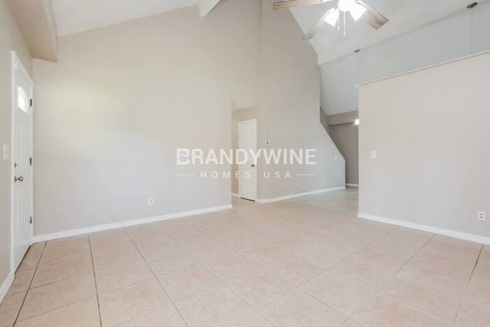 700 E 7th St - Photo 5 of 26