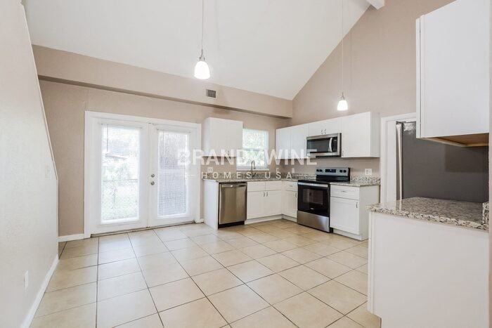 700 E 7th St - Photo 6 of 26