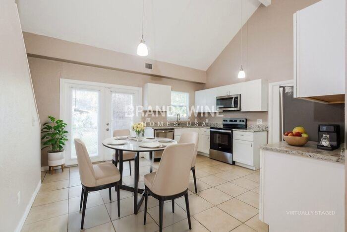 700 E 7th St - Photo 7 of 26