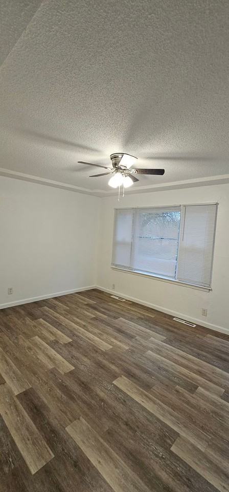 10716 Bennington Ave - Photo 4 of 29