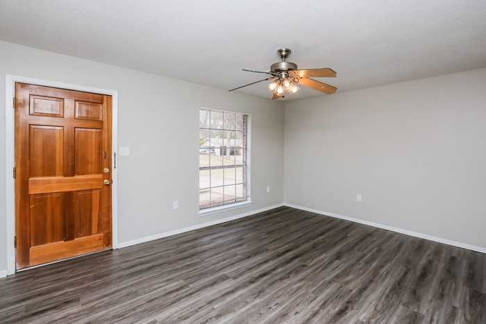 320 Southridge Dr - Photo 2 of 10