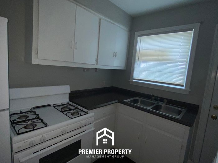 3912 Wales Ave - Photo 4 of 11