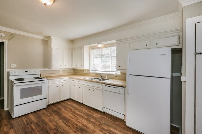 3162 Oak Forest Dr - Photo 4 of 11