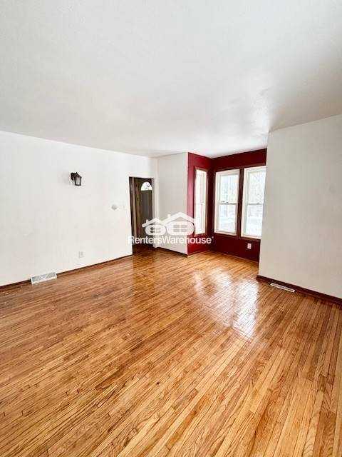 32 3rd Ave S - Photo 4 of 19