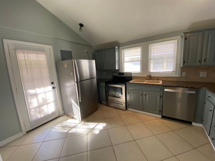 1112 Wellman Ave Ne - Photo 5 of 16