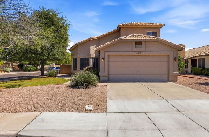 1295 N Blackstone Dr - Photo 2 of 32