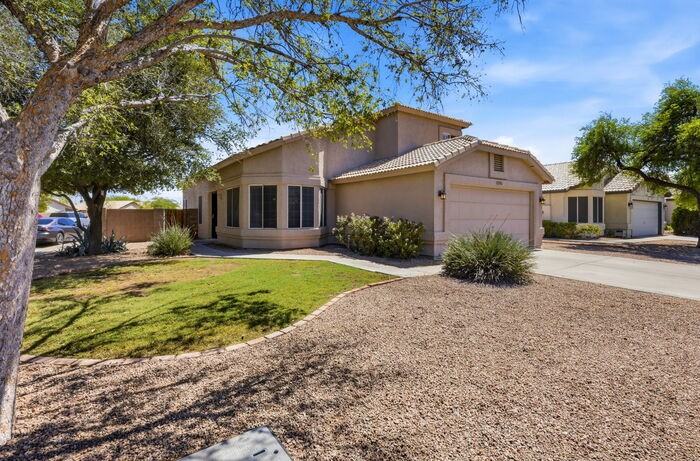 1295 N Blackstone Dr - Photo 3 of 32