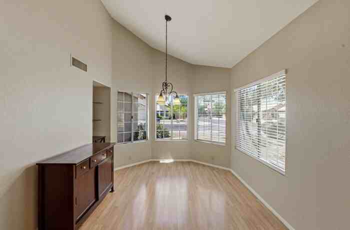 1295 N Blackstone Dr - Photo 6 of 32