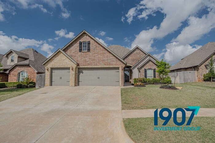 1013 Samantha Ln - Photo 2 of 40