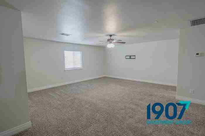 1013 Samantha Ln - Photo 7 of 40