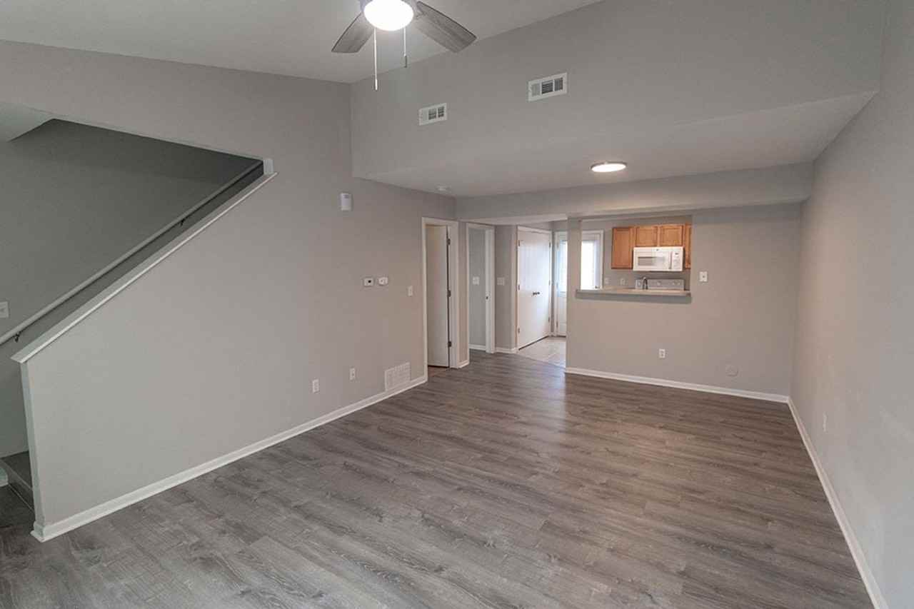 1427 Greensboro Dr - Photo 4 of 36