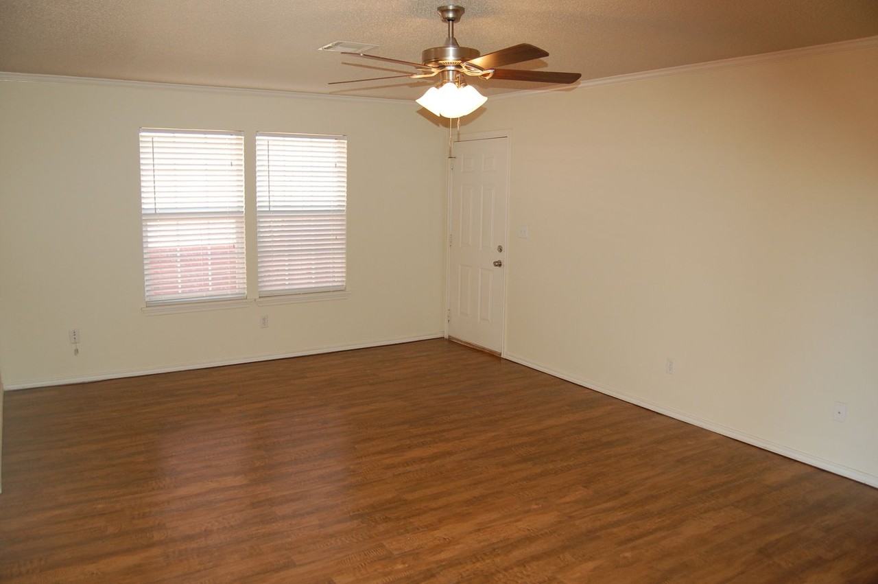 4414B Kemper St - Photo 2 of 9