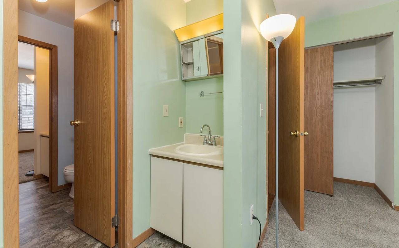 700 N Adelaide St #19 - Photo 4 of 16