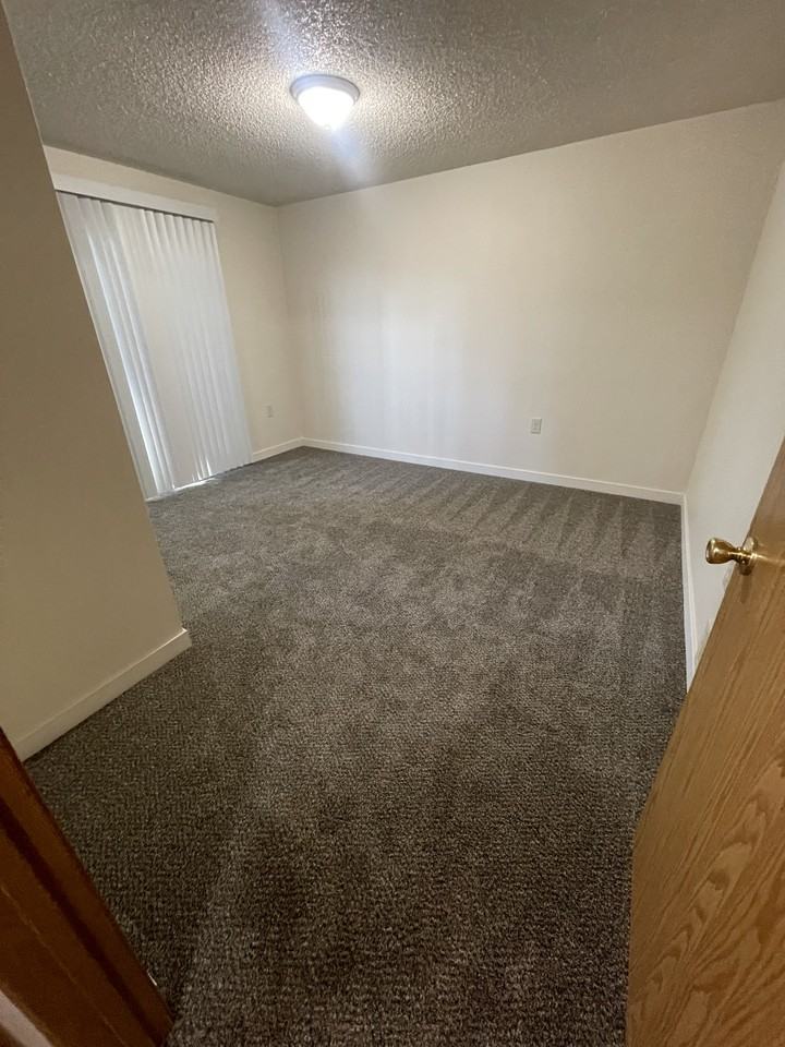 4602 S 55th St #1X1 - Photo 5 of 8