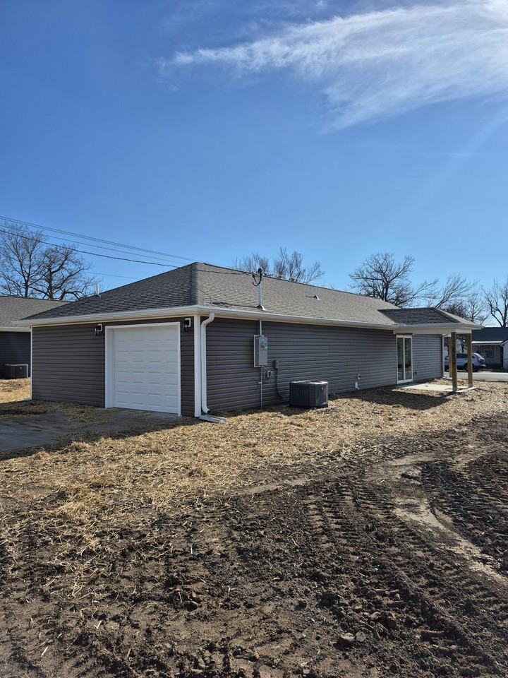 406 W Daugherty St #NA - Photo 3 of 3