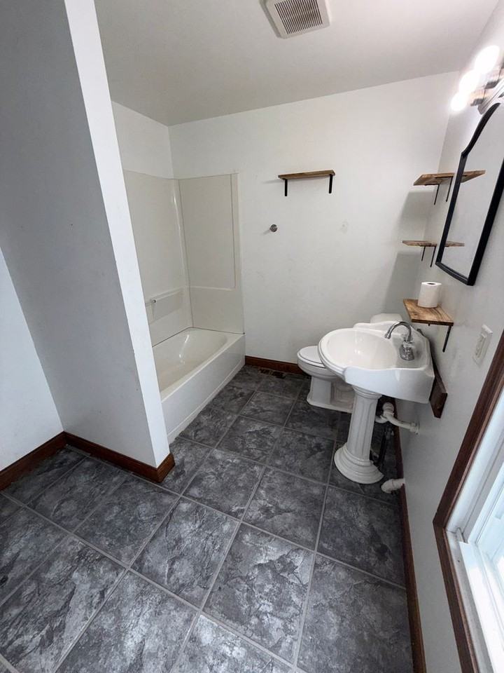 108 S Hesperia St - Photo 5 of 13