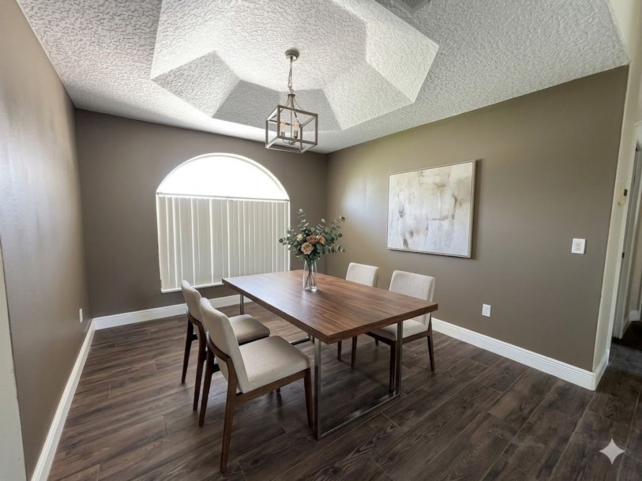20 Clarendon Ct N - Photo 7 of 33