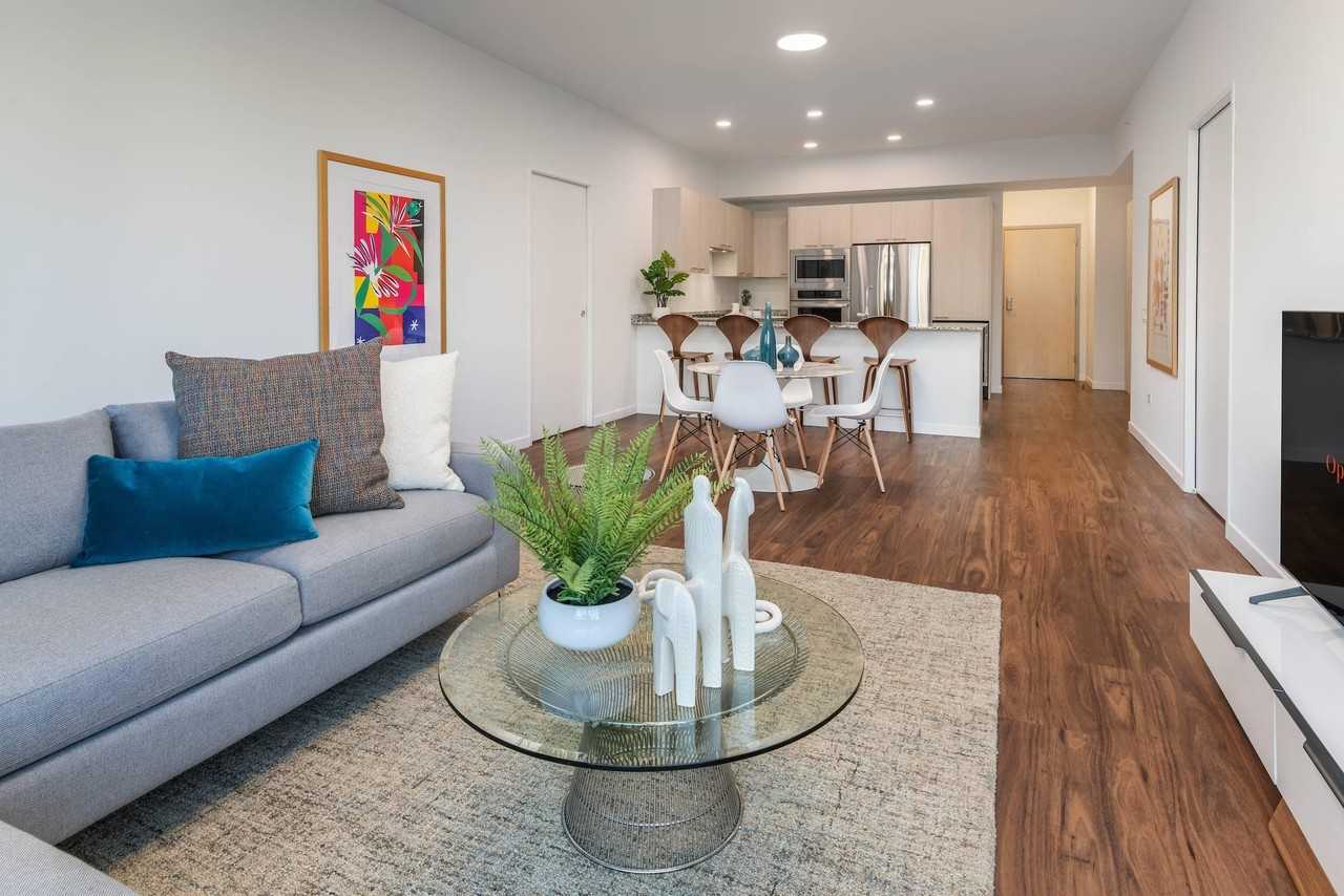 W Roscoe St & N Broadway #218 - Photo 2 of 14