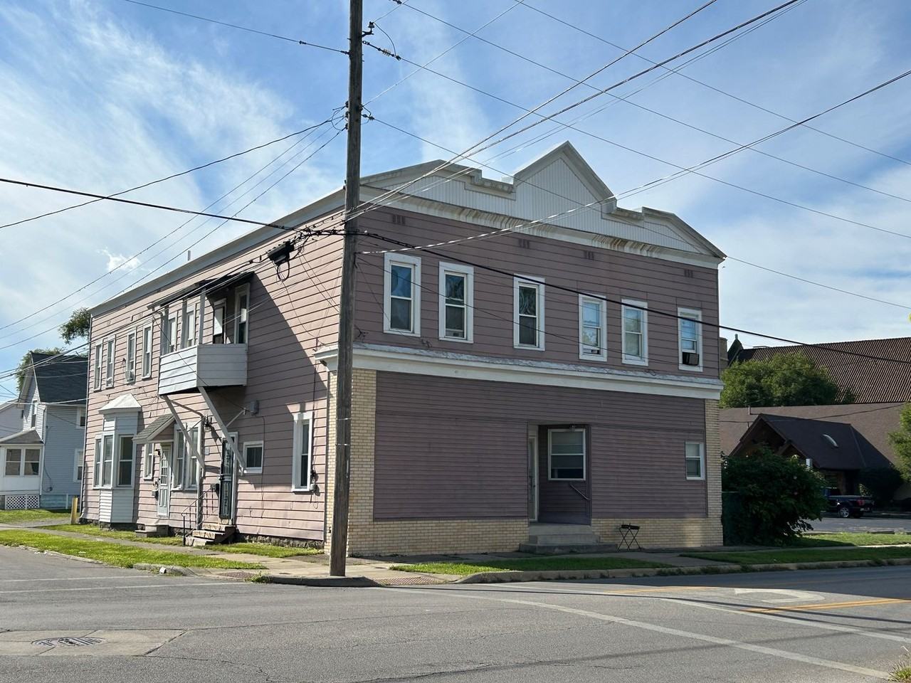 2550 Elyria Ave - Photo 4 of 50
