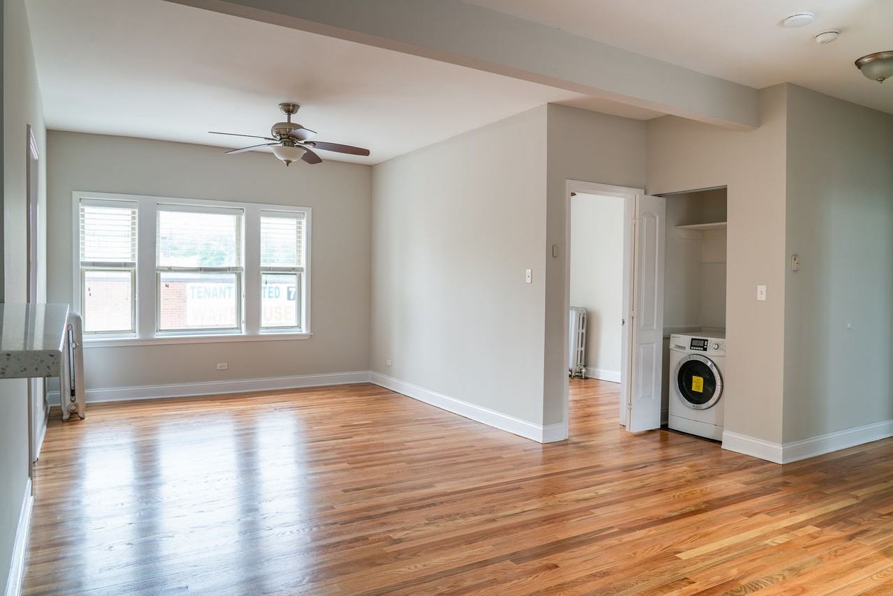 2820 W Montrose Ave #2 - Photo 5 of 20