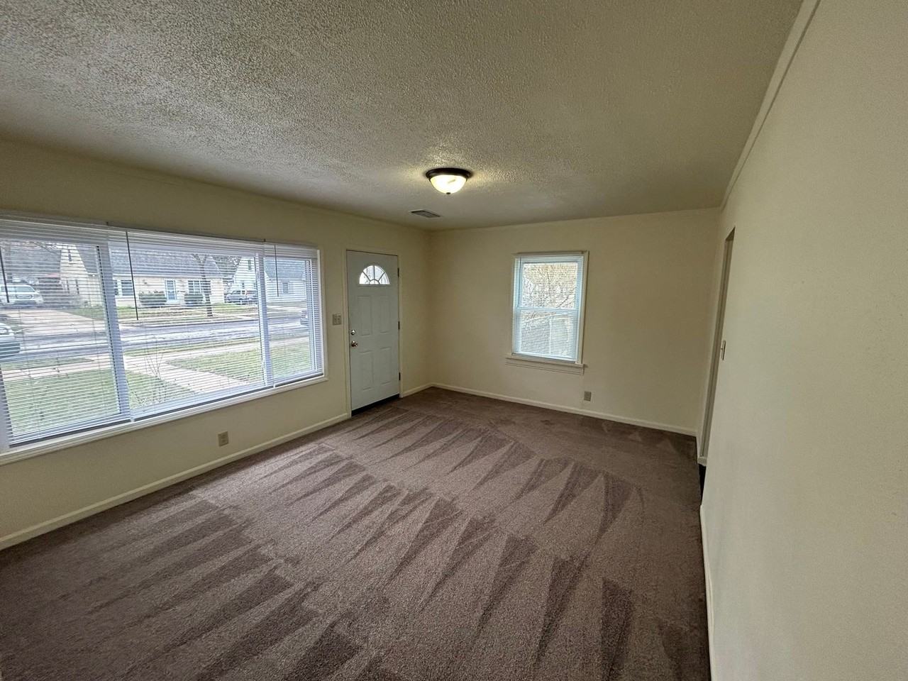 5729 N 58th St - Photo 4 of 6