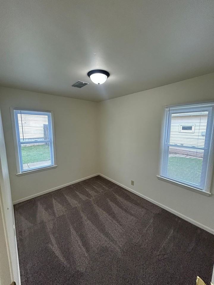 5729 N 58th St - Photo 5 of 6