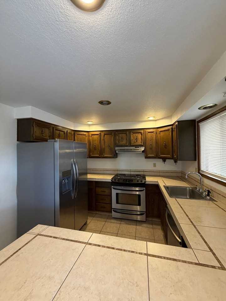 2454 Hawkins St - Photo 7 of 26