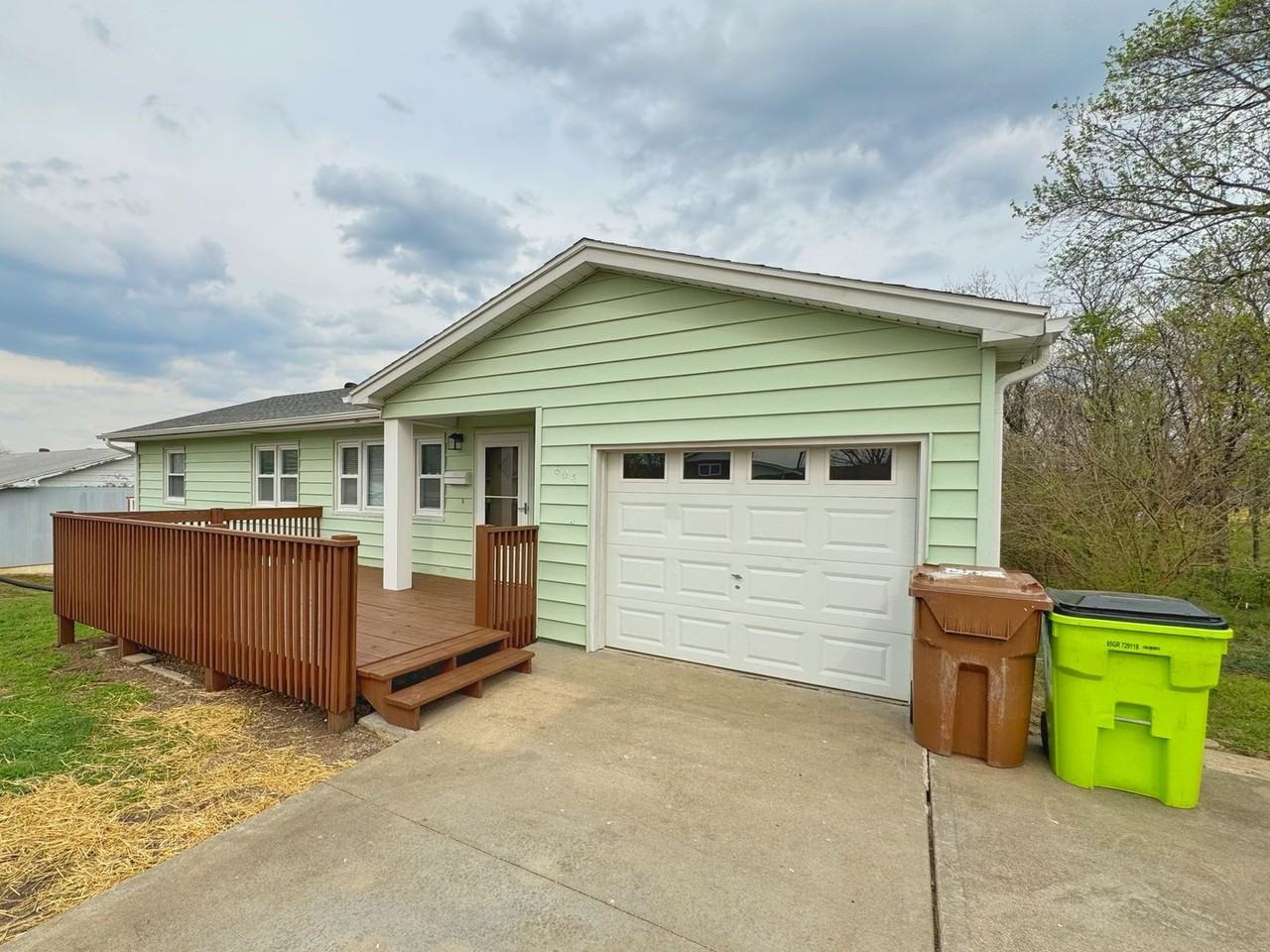 604 Summit Rd - Photo 2 of 26